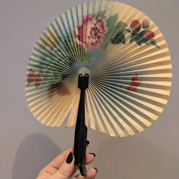 Vintage floral paper fan - Picture 2 of 9